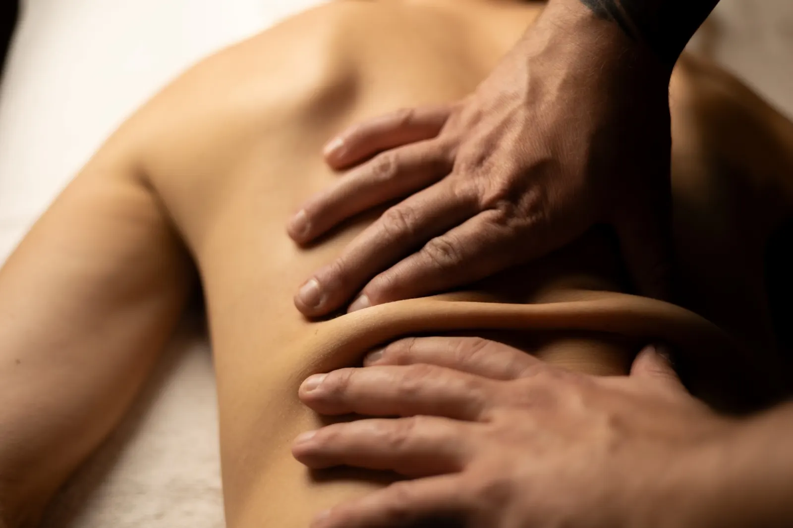 Dłonie terapeuty rozluźniające mięśnie pleców